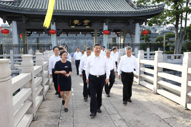 10月12日下午，習(xí)近平在潮州市察看廣濟橋，了解橋梁歷史文化特色，聽取修復(fù)保護情況介紹。新華社記者 鞠鵬 攝
