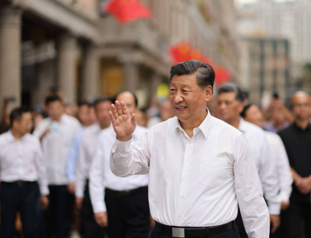 10月13日下午，習(xí)近平在汕頭市小公園開埠區(qū)步行察看街區(qū)風(fēng)貌時，向當(dāng)?shù)厝罕姾陀慰蛽]手致意。新華社記者 王曄 攝