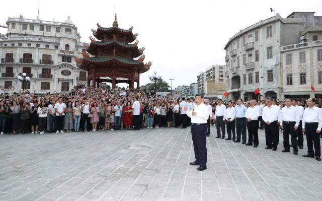 10月13日下午，習(xí)近平在汕頭市小公園開埠區(qū)，同當(dāng)?shù)厝罕姾陀慰陀H切交流。新華社記者 鞠鵬 攝
