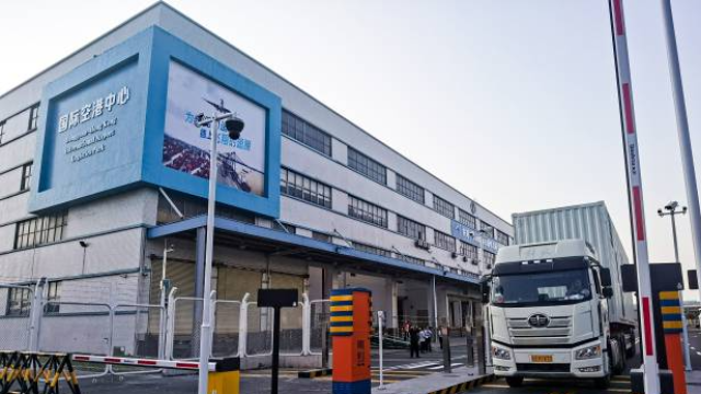 降本30%！東莞—香港國際空港中心運(yùn)行滿月，“一站式”通關(guān)廣受外貿(mào)企業(yè)歡迎
