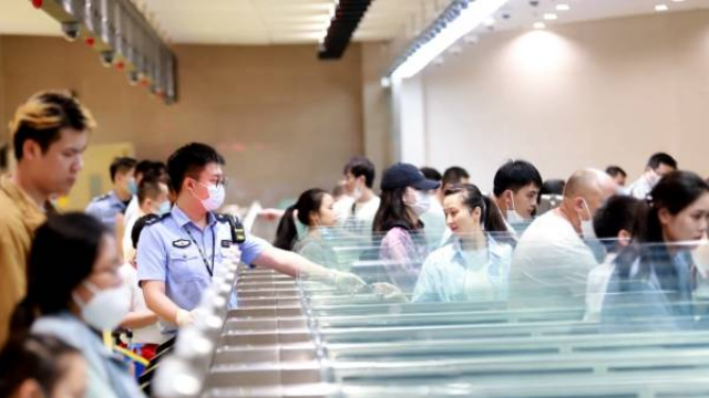 8.6萬人次！青茂口岸單日驗(yàn)放旅客量創(chuàng)今年新高