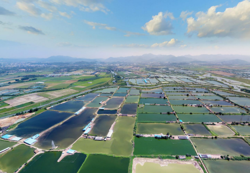 潼湖濕地是廣東省最大且極少的典型內(nèi)陸淡水湖泊濕地，包含了4個(gè)濕地類型：湖泊濕地、河流濕地、基塘濕地和水庫濕地，這在廣東省內(nèi)十分難得，是候鳥遷徙重要停歇地和棲息地。圖為惠州潼湖國家濕地公園。