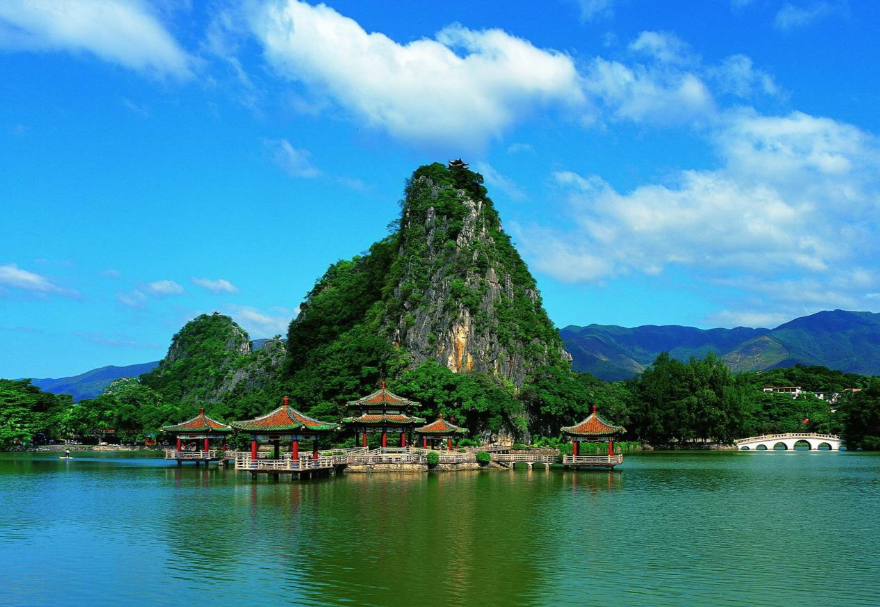 2003年，肇慶從北方引進(jìn)丹頂鶴，陸續(xù)通過打造星湖濕地公園、自主研發(fā)繁殖技術(shù)手段，讓這些北方來的“客人”成功安家南方。20多年來，從當(dāng)初引進(jìn)30多只丹頂鶴，到目前園內(nèi)共有70多只，近5年平均產(chǎn)蛋12枚以上，平均孵化了83%，平均成活率70.5%，憑借此，星湖國家濕地公園成為觀鳥、游玩、教育、研究的圣地。圖為肇慶星湖國家濕地公園。