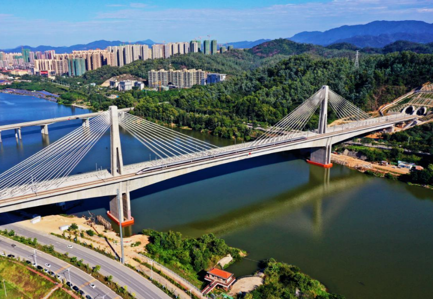 劍潭東江特大橋位于惠州，是贛深高鐵和廣汕鐵路聯(lián)絡(luò)線跨越東江的共同的通道，橋梁全長925米，主跨260米，橋面寬度31米，梁面以上塔高56米，是世界最大跨度、最大寬度的四線高速鐵路混凝土部分斜拉橋。為了保證列車的高速行車要求，橋上四線均采用了無砟軌道，是目前世界上鋪設(shè)無砟軌道最大跨度的混凝土橋梁。大橋建成通車后，全面打通了廣州——粵東北和江西、深圳——京九線沿途各地區(qū)的高鐵線路。圖為劍潭東江特大橋。