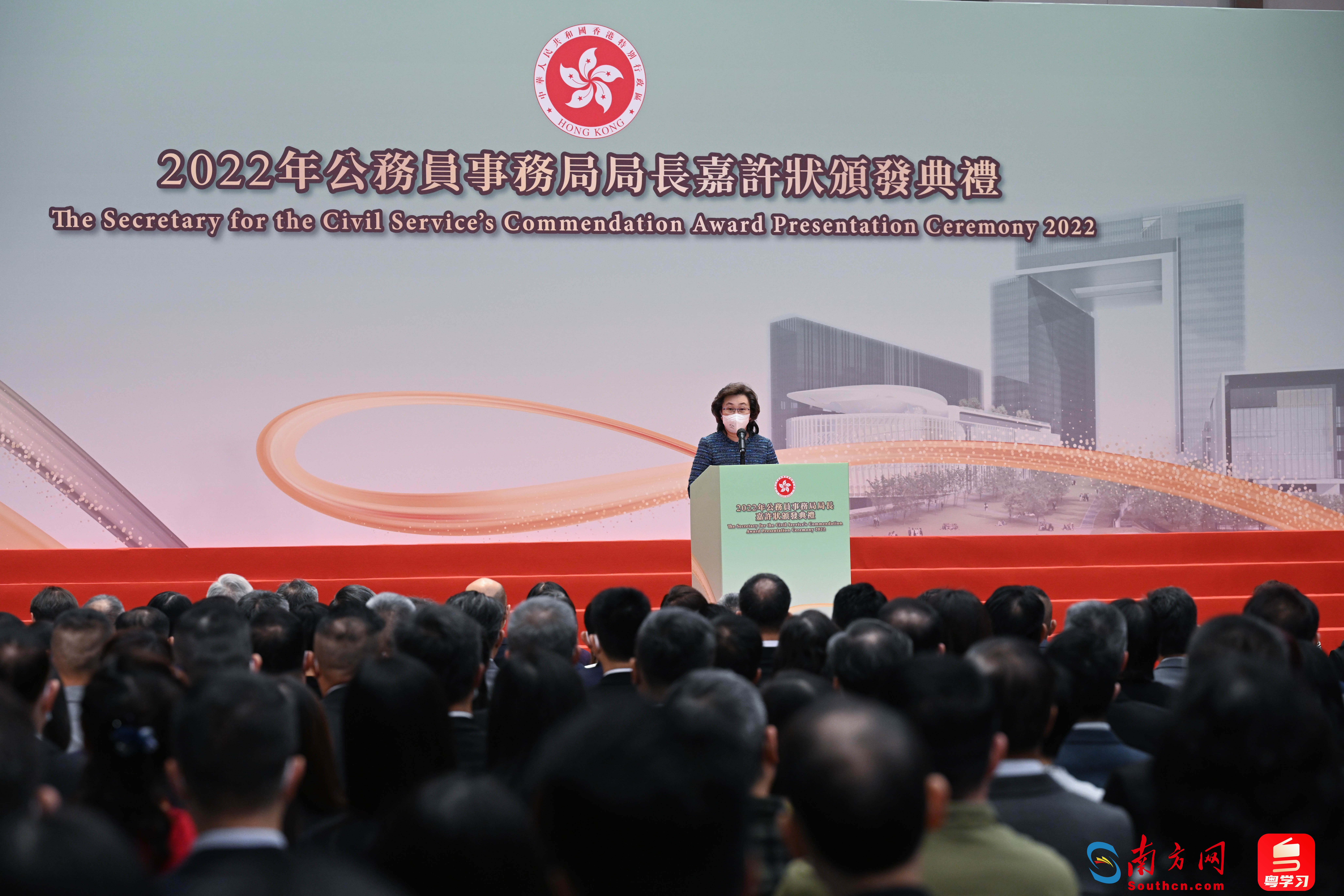 2022年11月8日，楊何蓓茵在“2022年公務(wù)員事務(wù)局局長(zhǎng)嘉許狀頒發(fā)典禮”，表揚(yáng)工作表現(xiàn)優(yōu)秀的公務(wù)員。