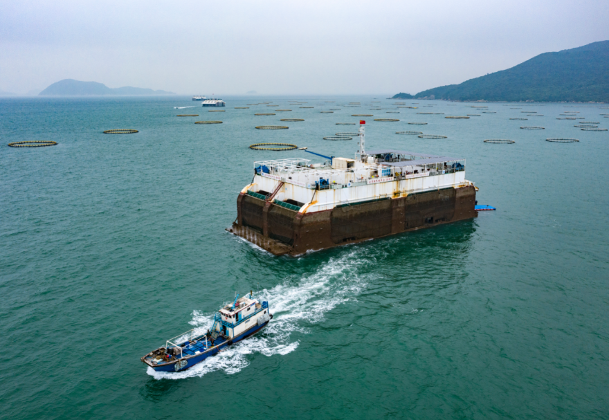 作為國家海洋綜合試驗場，珠海萬山鎮(zhèn)發(fā)展起了以深遠海智能養(yǎng)殖、海洋牧場、休閑漁業(yè)等為代表的現(xiàn)代漁業(yè)，發(fā)展空間廣闊。圖為滿載漁獲的漁船正駛離位于萬山海域的“澎湖號”海上牧場。