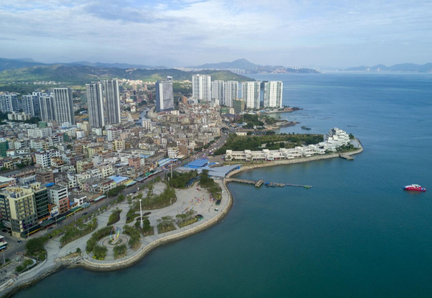 惠州正以大亞灣臨海石化為龍頭，構建起以海洋交通運輸、濱海旅游、海洋漁業(yè)、綠色清潔能源業(yè)為重點的發(fā)展格局，初步建成具有惠州特色的現(xiàn)代海洋產(chǎn)業(yè)體系。2022年惠州海洋生產(chǎn)總值約1140億元，約占全市GDP的21%。圖為惠州大亞灣。