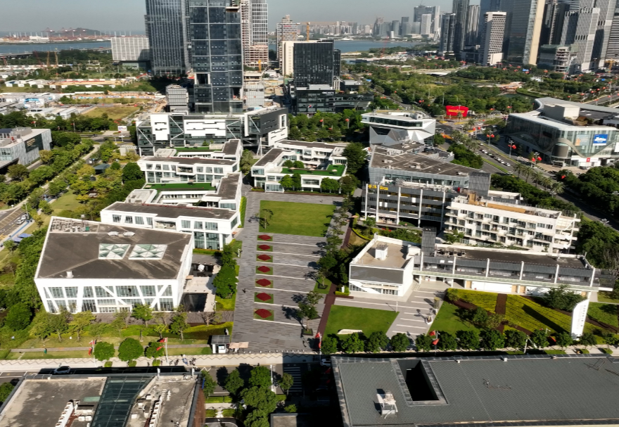 前海深港青年夢工場，由前海管理局、香港青年協(xié)會、深圳市青年聯(lián)合會三方共同發(fā)起成立。重點支持智能硬件、移動互聯(lián)網(wǎng)、文化創(chuàng)意等三大領域創(chuàng)業(yè)。截至目前，已累計孵化團隊468家，其中港澳臺及國際團隊236家，團隊總融資額超23億元。圖為前海深港青年夢工場。