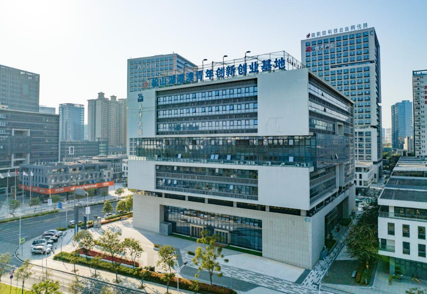 松山湖港澳青年創(chuàng)新創(chuàng)業(yè)基地以松山湖人才大廈為中心基地，統(tǒng)籌松山湖國際機器人基地、光大WE谷、林潤智谷、粵港文化創(chuàng)業(yè)服務中心等8個站點單位，有效集聚、孵化一批高水平的創(chuàng)新創(chuàng)業(yè)項目。截止2022年，東莞市首批兩家市級港澳青年創(chuàng)新創(chuàng)業(yè)基地——松山湖港澳青年創(chuàng)新創(chuàng)業(yè)基地與濱海灣港澳青年創(chuàng)新創(chuàng)業(yè)基地已累計引進港澳人才創(chuàng)業(yè)企業(yè)160多家。圖為松山湖港澳青年創(chuàng)新創(chuàng)業(yè)基地。