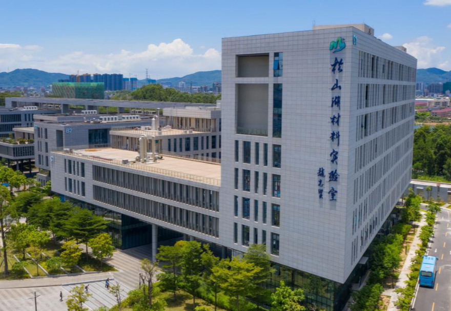 大灣區(qū)先進制造業(yè)發(fā)展勢頭強勁，這為先進材料應用奠定了豐厚的基礎。目前大灣區(qū)的先進材料產(chǎn)業(yè)在全球價值鏈地位穩(wěn)步提升，已初步形成惠州新材料產(chǎn)業(yè)園、東莞立沙島精細化工園、中國綠色新材料（珠海）產(chǎn)業(yè)園等先進材料產(chǎn)業(yè)基地，并集聚了以中國散裂中子源、松山湖材料實驗室為首的戰(zhàn)略性科研平臺。圖為位于東莞的松山湖材料實驗室。