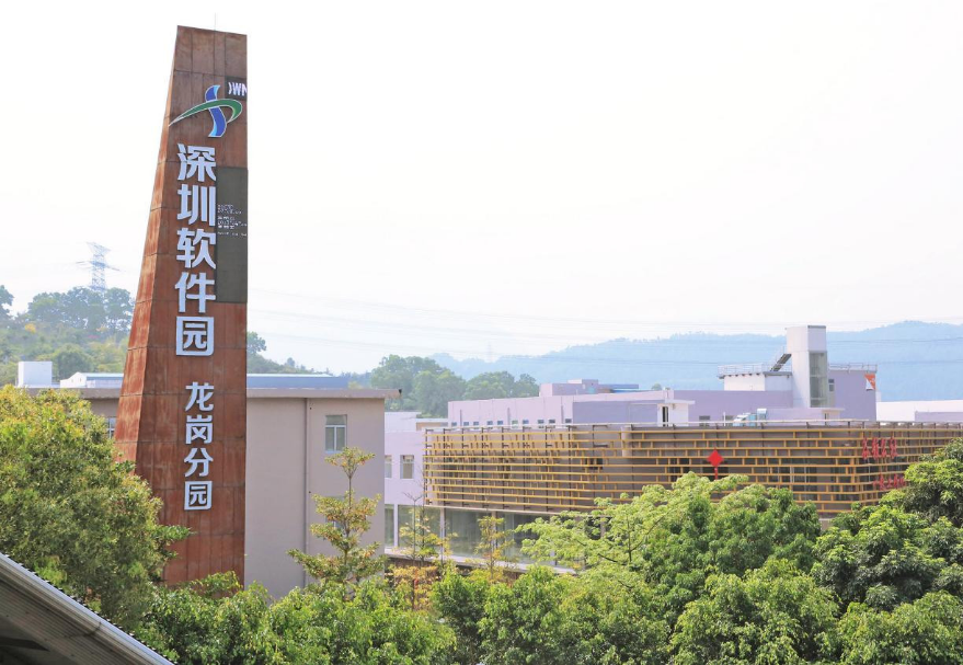 在廣州、深圳這兩個(gè)“中國軟件名城”引領(lǐng)帶動(dòng)下，大灣區(qū)軟件與信息服務(wù)產(chǎn)業(yè)規(guī)模迅速壯大，培育了一批具有國際競爭力的大型軟件企業(yè)和軟件名牌產(chǎn)品。目前，深圳在各區(qū)規(guī)劃建設(shè)了深圳軟件園、深圳灣科技生態(tài)園、深圳大運(yùn)軟件小鎮(zhèn)等一批軟件園區(qū)，引進(jìn)培育了華為、騰訊、平安科技等一批具有核心競爭力的生態(tài)主導(dǎo)型企業(yè)。圖為深圳軟件園龍崗分園。片