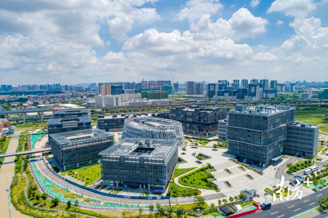 季華實(shí)驗(yàn)室是廣東首批啟動(dòng)建設(shè)的省實(shí)驗(yàn)室之一，部署了機(jī)器人及其關(guān)鍵技術(shù)等八個(gè)研究方向，圖為實(shí)驗(yàn)室俯瞰圖。符詩(shī)賀 攝
