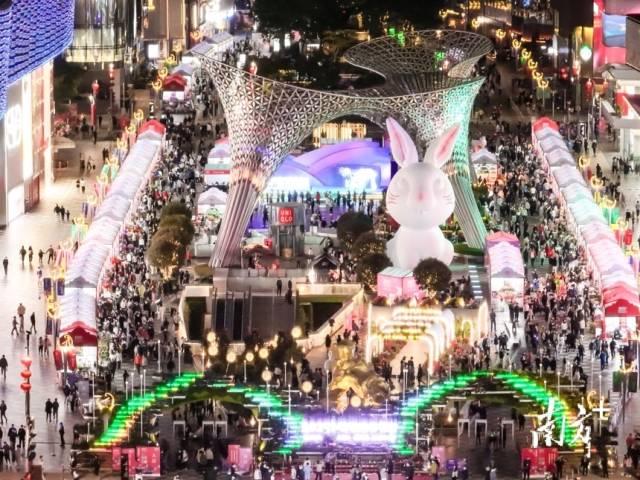 位于深圳福田區(qū)的“One Avenue·卓悅中心”商圈是港澳消費(fèi)者“北上”常去的目的地之一，每到周末人潮涌動(dòng)。