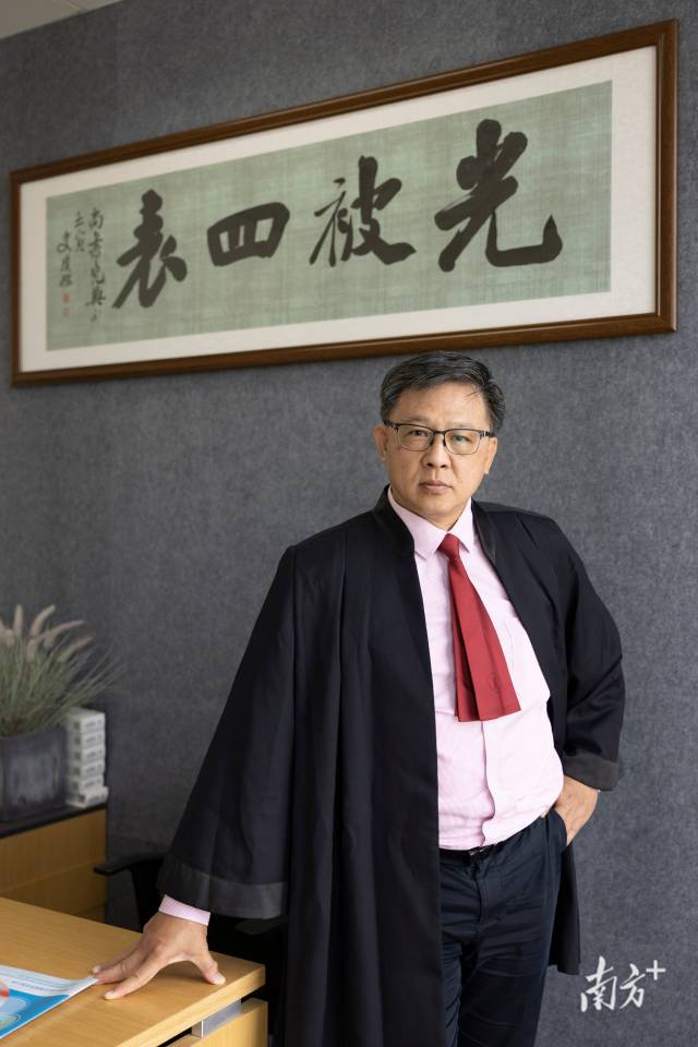 何君堯。