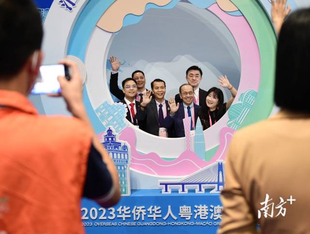 參加2023華僑華人粵港澳大灣區(qū)大會(huì)的海內(nèi)外僑界精英、嘉賓代表。 南方+記者 肖雄 王俊濤 攝