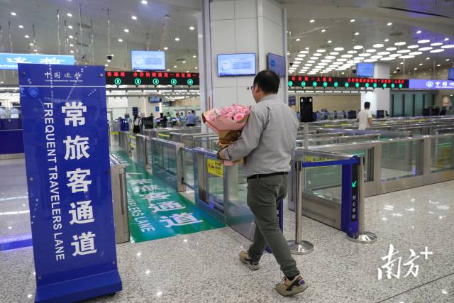 首名“常旅客”順利出境。 