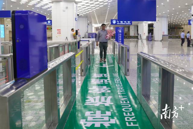 首名“常旅客”通過“常旅客”通道順利出境。 