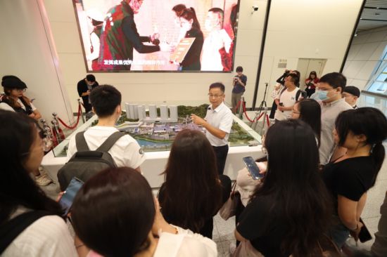 圖為深圳市政府口岸辦公室通關管理處工作人員為采風團介紹蓮塘口岸相關情況。（主辦方供圖）