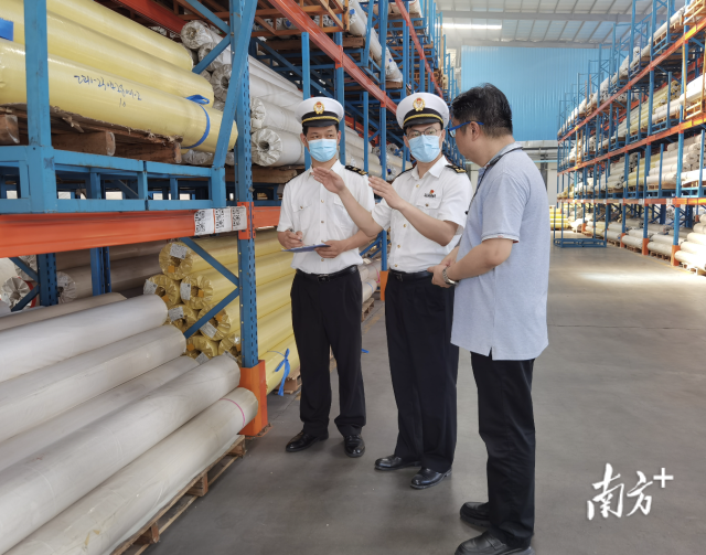 佛山海關(guān)關(guān)員到企業(yè)現(xiàn)場調(diào)研、宣貫RCEP政策。