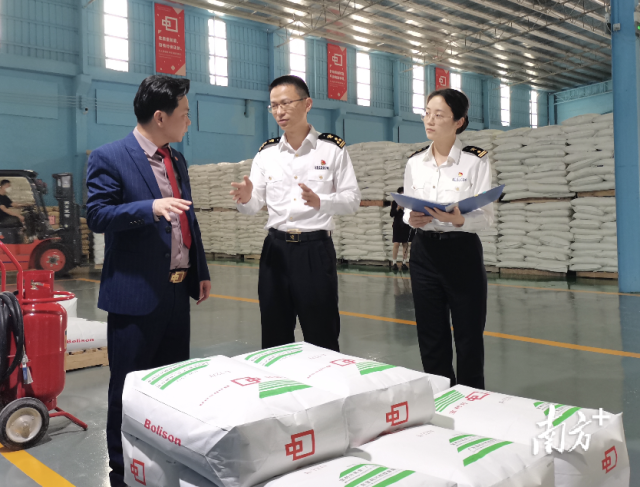佛山海關(guān)關(guān)員到企業(yè)宣貫AEO政策。