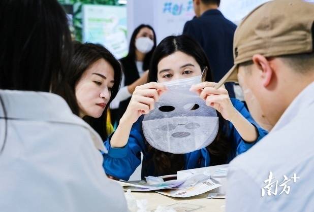 在2023年，摘下口罩后，“彩妝消費(fèi)”率先回潮。