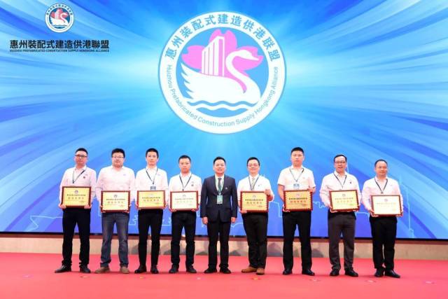 嚴(yán)戈科現(xiàn)場為聯(lián)盟會(huì)長單位以及聯(lián)盟副會(huì)長單位企業(yè)授牌。