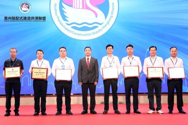 謝偉藝為聯(lián)盟會(huì)員企業(yè)授牌。