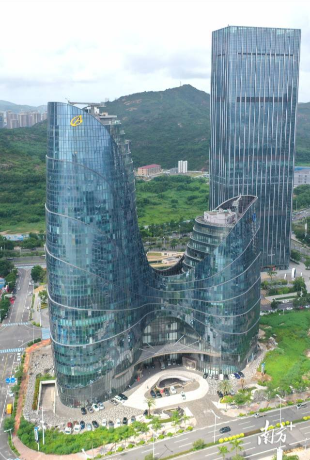 首個(gè)子項(xiàng)目將為橫琴華策國際大廈提供建筑智能化升級(jí)、節(jié)能改造服務(wù)。 