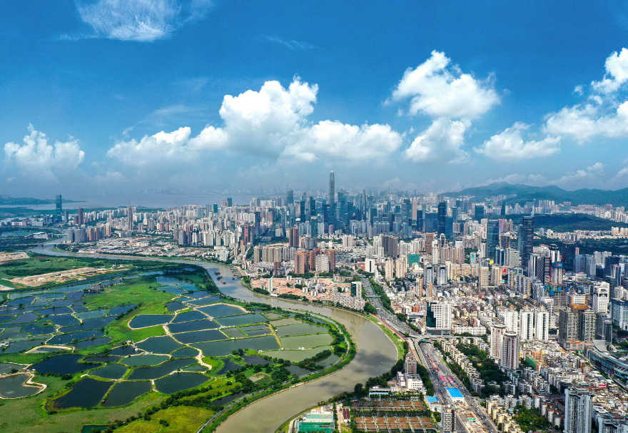 在土地整備方面，為適應(yīng)科技產(chǎn)業(yè)發(fā)展所需，河套合作區(qū)深圳園區(qū)正積極推進(jìn)土地整備。目前深圳園區(qū)已整備80萬(wàn)平米，打造10個(gè)專(zhuān)業(yè)化產(chǎn)業(yè)園區(qū)，新建60萬(wàn)平米科研空間，將陸續(xù)投入使用。圖為從深圳河畔看深港邊境。