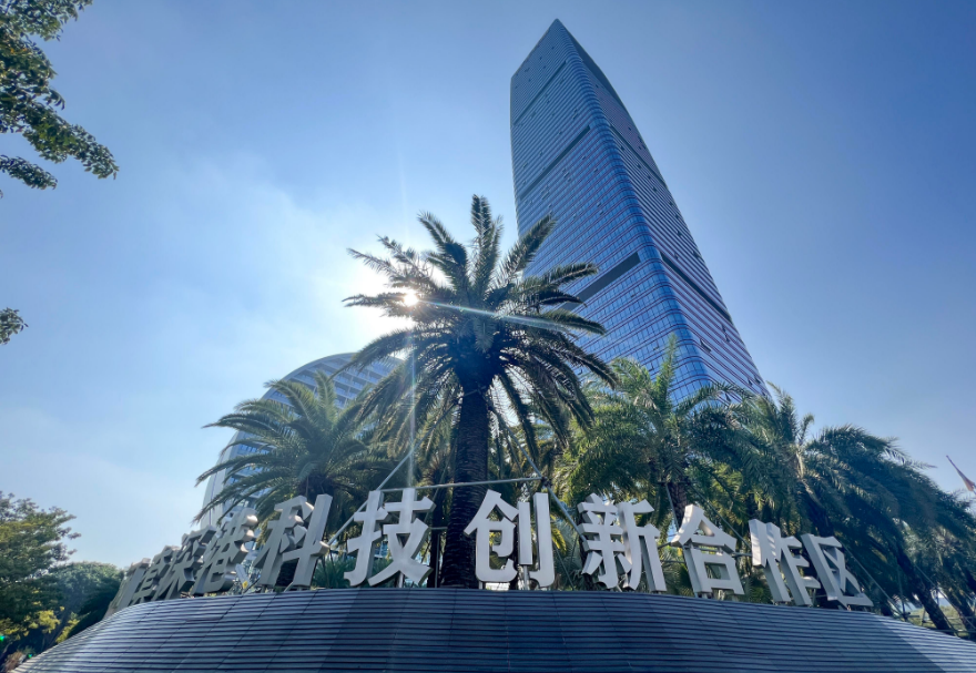 河套合作區(qū)還在不斷“拔節(jié)生長(zhǎng)”。在新發(fā)展階段，深港兩地將積極構(gòu)建有利于科技創(chuàng)新的政策規(guī)則體系，打造粵港澳大灣區(qū)國(guó)際科技創(chuàng)新中心重要極點(diǎn)，努力成為粵港澳大灣區(qū)高質(zhì)量發(fā)展的重要引擎。圖為河套合作區(qū)。    　　      圖源：南方日?qǐng)?bào)、深圳市福田區(qū)河套深港科技創(chuàng)新合作區(qū)建設(shè)發(fā)展事務(wù)署、新華社