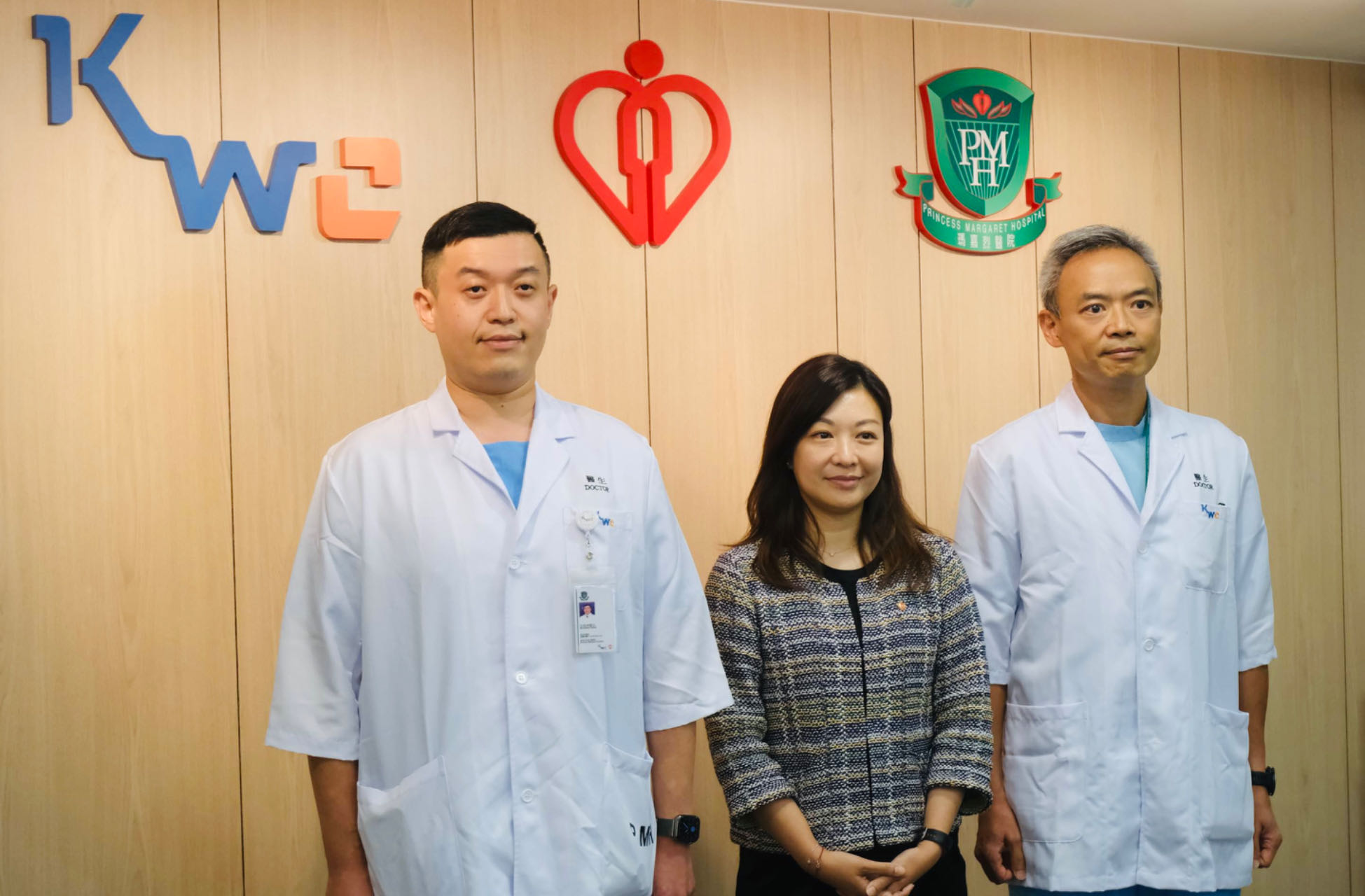 　　从左至右：中山大学附属第一医院呼吸与危重症医学科副主任医师匡煜坤、香港医管局总行政经理（医疗职系）关慧敏、玛嘉烈医院内科及老人科副部门主管杨耀昌