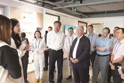 考察團(tuán)與在廣東創(chuàng)業(yè)的澳門青年深入交流