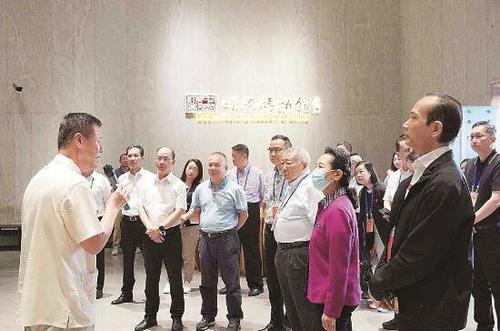 粵澳共同挖掘文旅資源，開發(fā)“一程多站”的旅游產(chǎn)品，打造世界級旅游目的地，成為當(dāng)下共識。圖為考察團(tuán)在中國端硯博物館考察。
