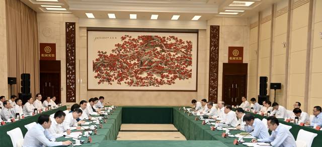 　　10月15日至17日，江蘇省黨政代表團來粵考察交流。17日下午，兩省在廣州召開合作交流座談會，共商粵蘇深化合作事宜，攜手走好高質(zhì)量發(fā)展之路。南方日報記者 王輝 攝
