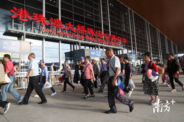 港珠澳大橋珠海公路口岸人頭攢動(dòng)。南方+記者 錢文攀 攝