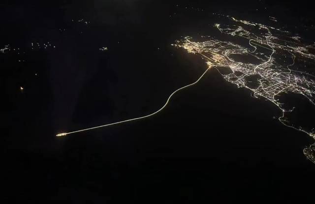 網(wǎng)友從空中拍攝的港珠澳大橋西人工島及延伸出的橋體。