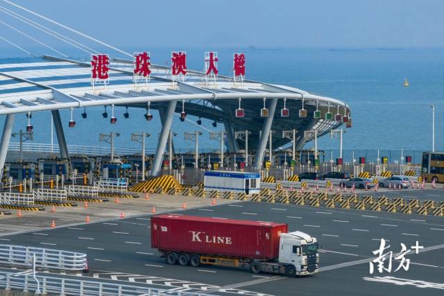 2023年10月23日下午，貨車通過港珠澳大橋入境廣東。南方+記者 錢文攀 攝