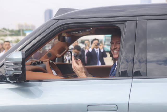 △在深圳，紐森現(xiàn)場(chǎng)試乘比亞迪電動(dòng)汽車。