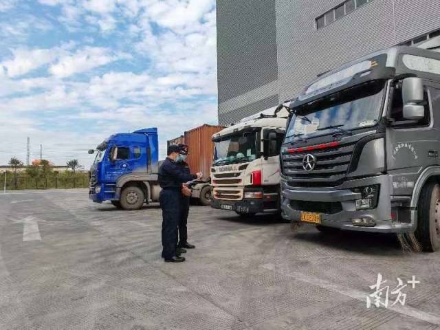佛山海關(guān)駐南海辦事處關(guān)員驗(yàn)放跨境電商出口車輛。海關(guān)供圖