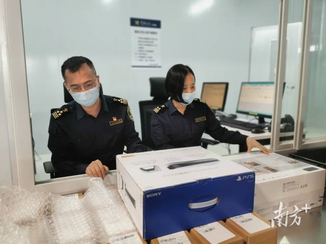 佛山海關(guān)駐南海辦事處關(guān)員對(duì)跨境電商進(jìn)口貨物實(shí)施查驗(yàn)。海關(guān)供圖
