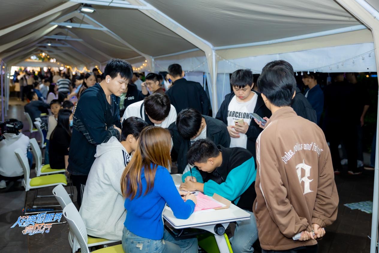 “肇就業(yè)·夜招聘”專場招聘打造肇慶勞動者就業(yè)港灣。