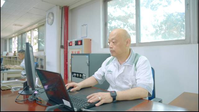 尼得科儀器（廣東）有限公司總經(jīng)理赤羽誠(chéng)在莞工作。受訪者供圖
