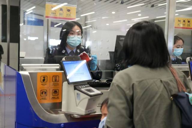 民警核查證件。