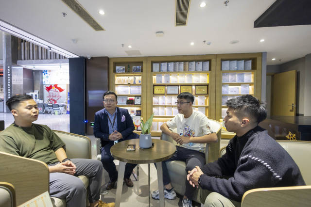 黃成彬（左一）、陳玉麟（左二）與同來橫琴發(fā)展的澳門青年朋友在蓮花社區(qū)黨群中心相聚。
