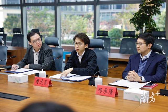 香港公務(wù)員周達(dá)榮（中）派駐到深圳福田區(qū)政府開展三個(gè)月的交流協(xié)作。