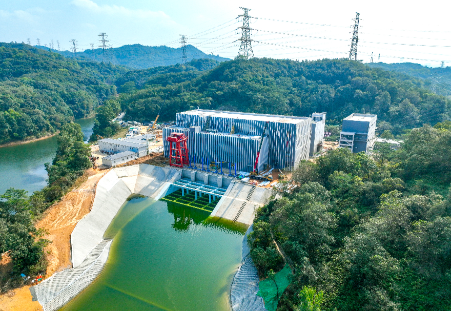 工程橫跨粵港澳大灣區(qū)核心城市群，共穿越4處高鐵、8處地鐵、12處高速公路、16處江河湖海，采用地下深埋盾構(gòu)的方式建設(shè)，減少占用近2萬畝的土地。圖為工程羅田泵站航拍圖。