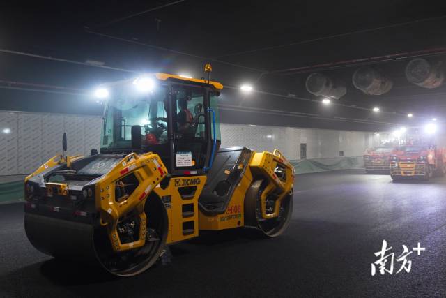 深中通道正进行隧道沥青路面施工。