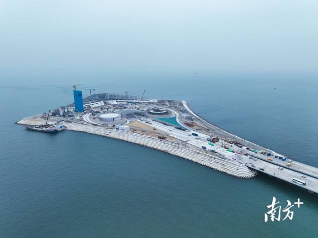 深中通道西人工島施工現(xiàn)場。
