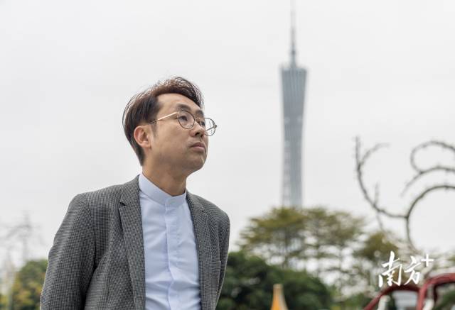唐一瀚在珠江新城天匯廣場旁散步。