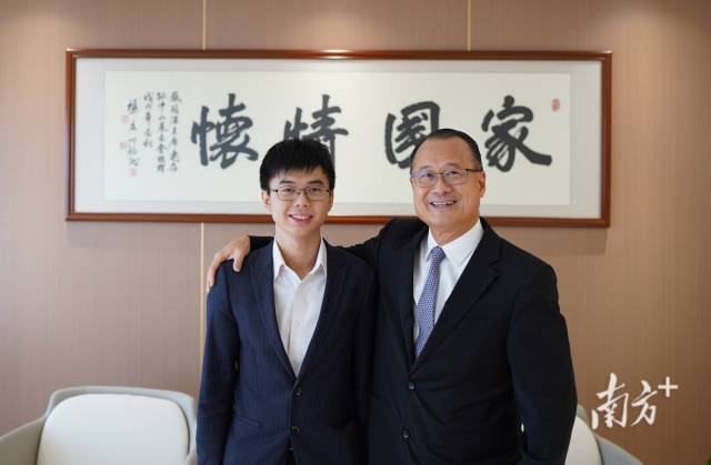 蔡展思（左）與父親蔡冠深。